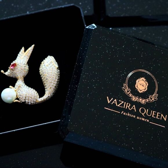 VQ Enamel Frog Brooch - Picture 6 of 7